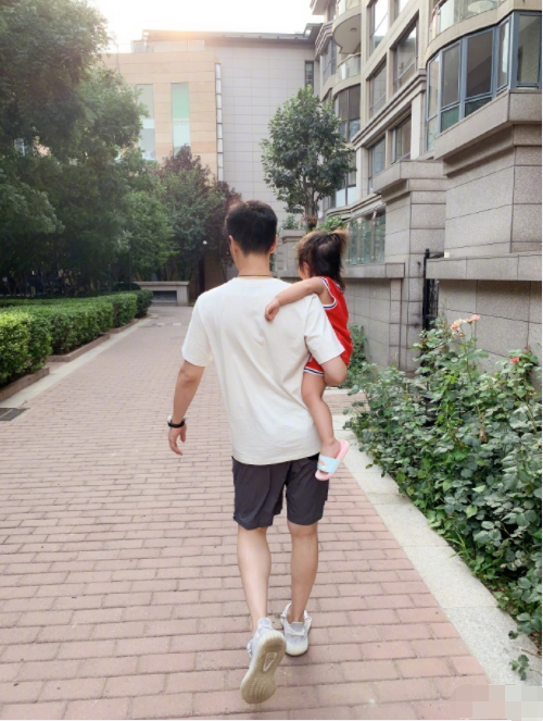 朱丹|朱丹晒周一围托举女儿照爸爸力爆棚，3岁小小丹头发凌乱超嗨