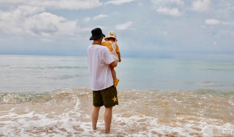 朱丹|朱丹晒周一围托举女儿照爸爸力爆棚，3岁小小丹头发凌乱超嗨