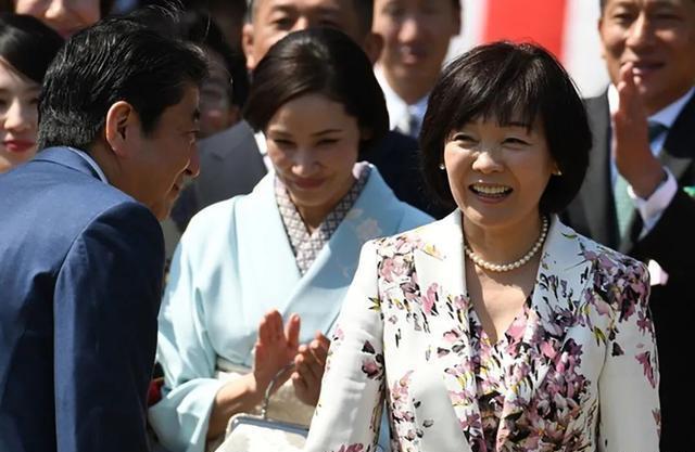 日本新第一夫人亮相 温文尔雅清纯短发 书卷气场胜58岁安倍昭惠 腾讯新闻