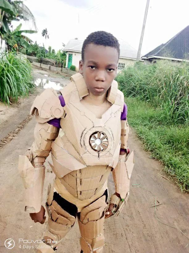 太酷了外国小粉丝用纸板造了一套钢铁侠盔甲