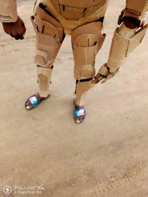 外国小粉丝用纸板造了一套钢铁侠盔甲