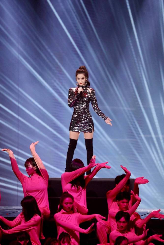 angelababy|杨颖业务能力直线上升，挑战Rap燃炸全场，转场与童星合影秒变温柔大姐姐