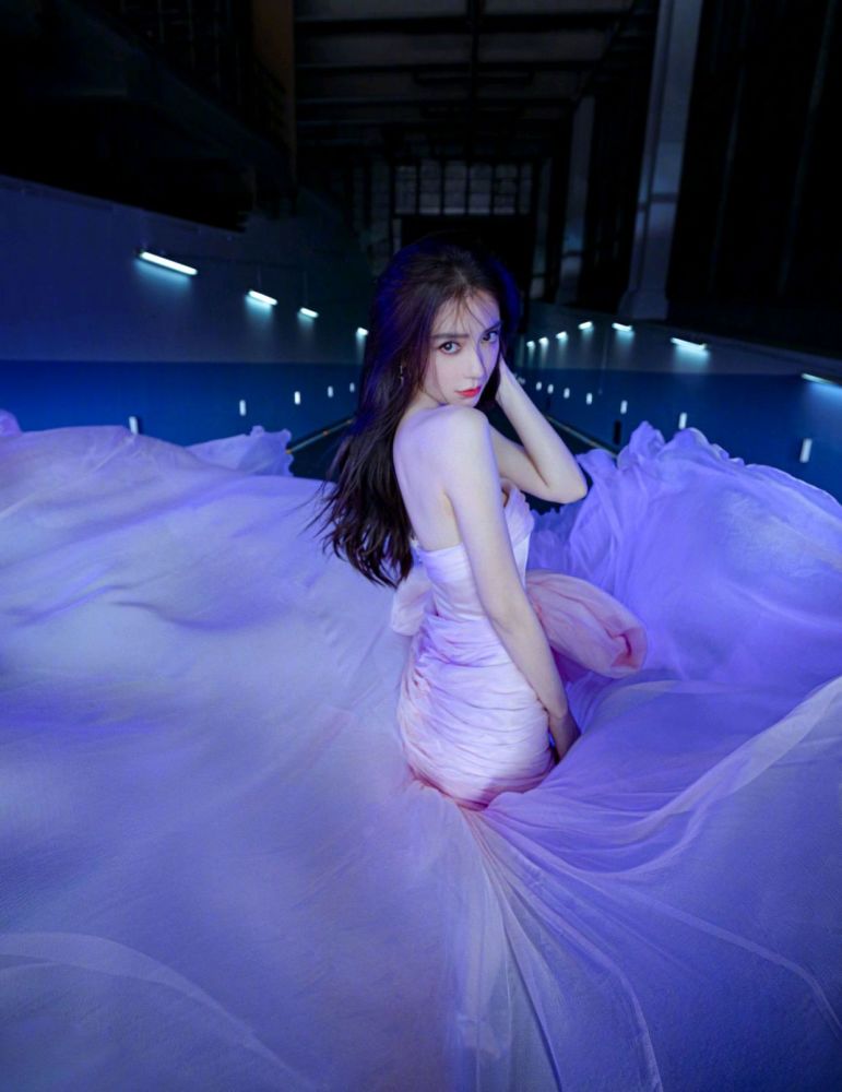 angelababy|杨颖业务能力直线上升，挑战Rap燃炸全场，转场与童星合影秒变温柔大姐姐