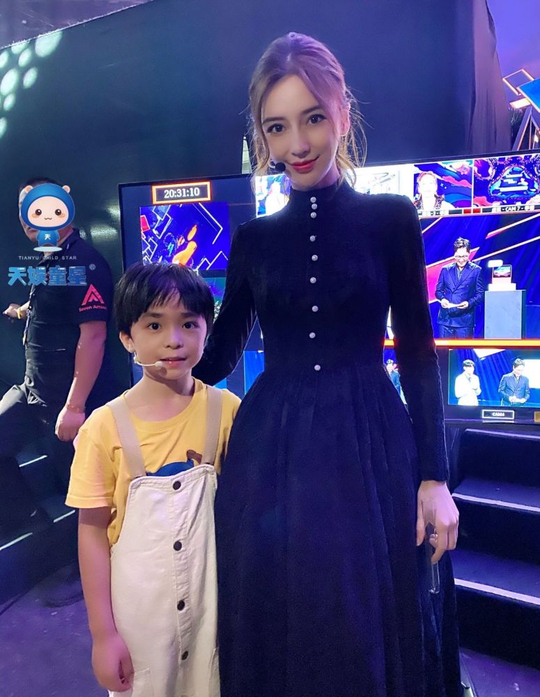 angelababy|杨颖业务能力直线上升，挑战Rap燃炸全场，转场与童星合影秒变温柔大姐姐