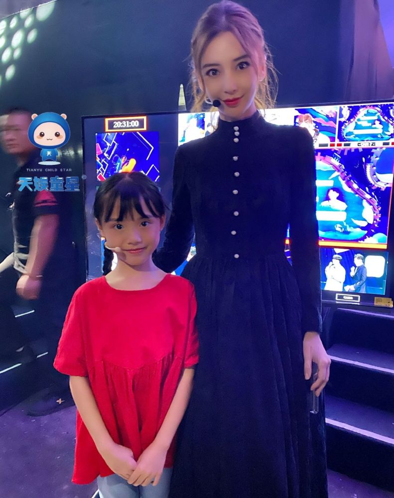 angelababy|杨颖业务能力直线上升，挑战Rap燃炸全场，转场与童星合影秒变温柔大姐姐
