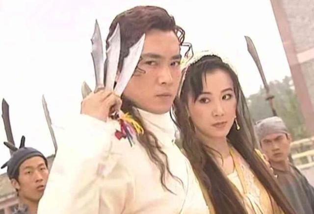 跻身前三位的分别是:天机老人孙老头使用的天机棒,上官金虹使用的子母