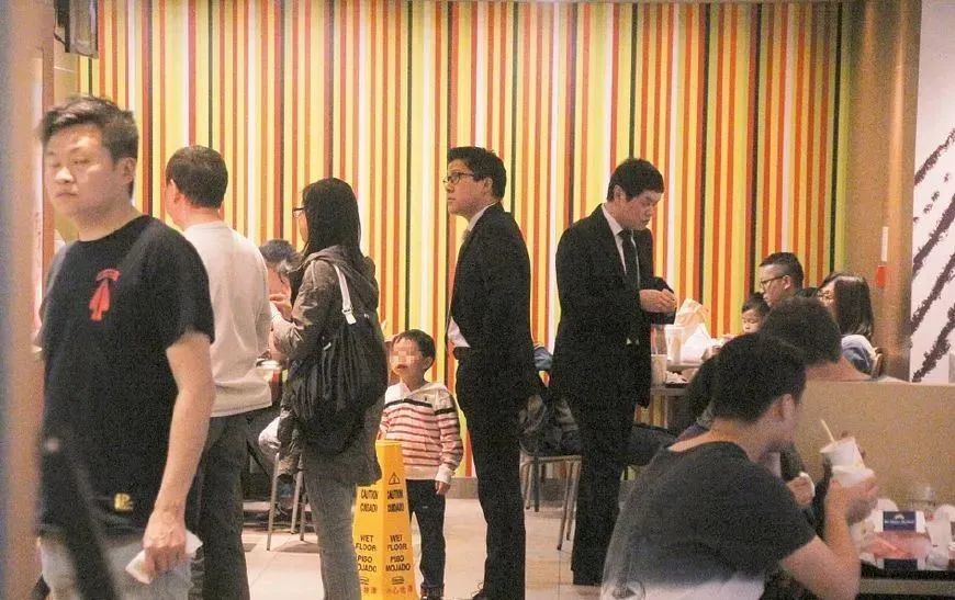 霍启刚|霍启刚带女儿坐地铁，买票不用八达通，被香港网友质疑是作秀