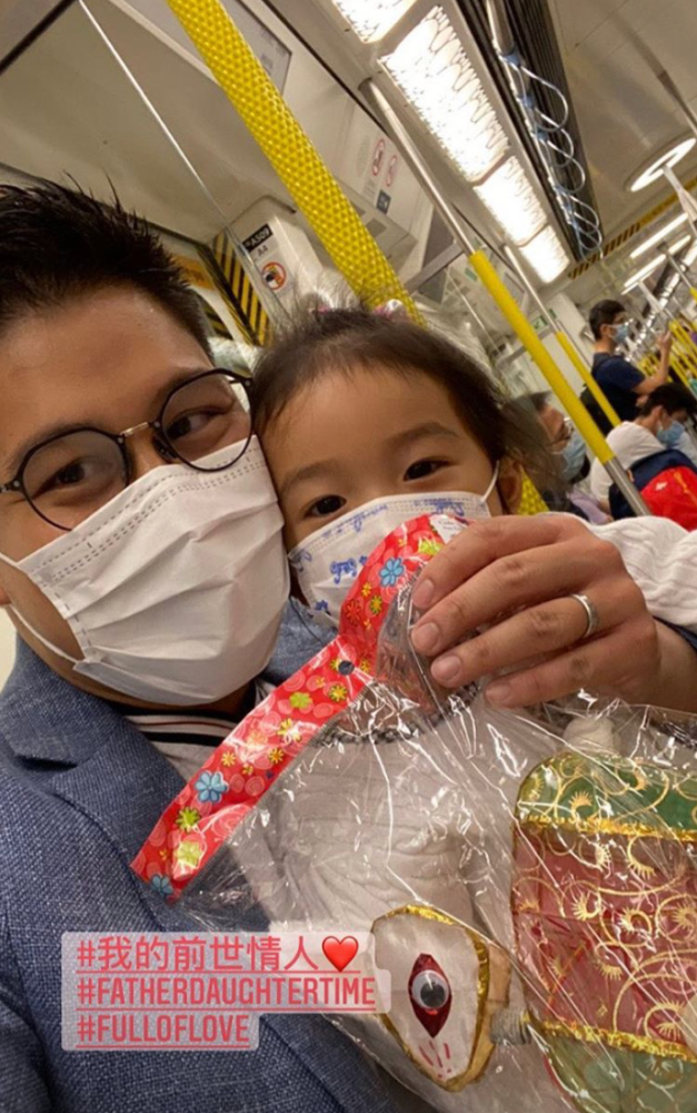 霍启刚|霍启刚带女儿坐地铁，买票不用八达通，被香港网友质疑是作秀