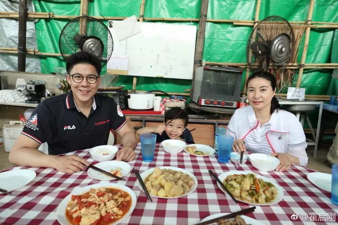 霍启刚|霍启刚带女儿坐地铁，买票不用八达通，被香港网友质疑是作秀
