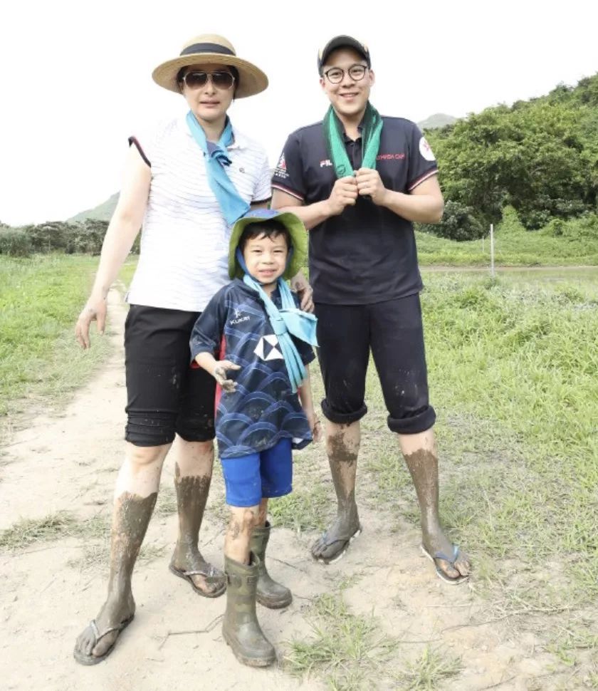 霍启刚|霍启刚带女儿坐地铁，买票不用八达通，被香港网友质疑是作秀