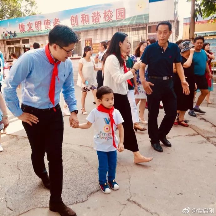 霍启刚|霍启刚带女儿坐地铁，买票不用八达通，被香港网友质疑是作秀