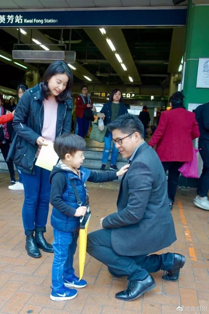 霍启刚|霍启刚带女儿坐地铁，买票不用八达通，被香港网友质疑是作秀
