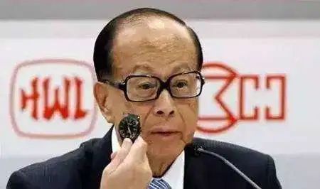 霍启刚|霍启刚带女儿坐地铁，买票不用八达通，被香港网友质疑是作秀