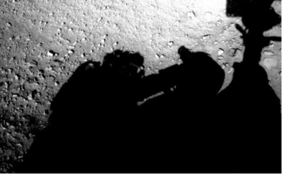 火星|火星上出现神秘人影，将手伸向探测器，他要干什么？