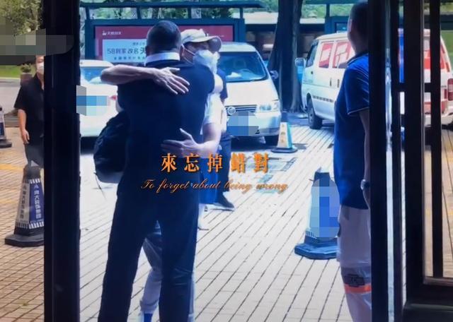 谢天华|53岁谢天华难掩中年老态，满脸皱纹发福胖一圈，与友聚餐心情佳