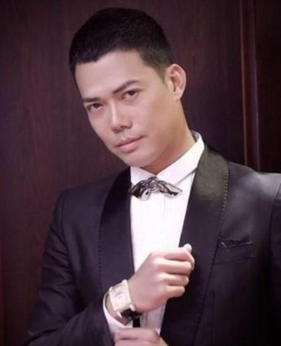 谢天华|53岁谢天华难掩中年老态，满脸皱纹发福胖一圈，与友聚餐心情佳