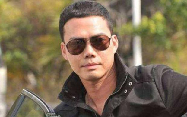 谢天华|53岁谢天华难掩中年老态，满脸皱纹发福胖一圈，与友聚餐心情佳