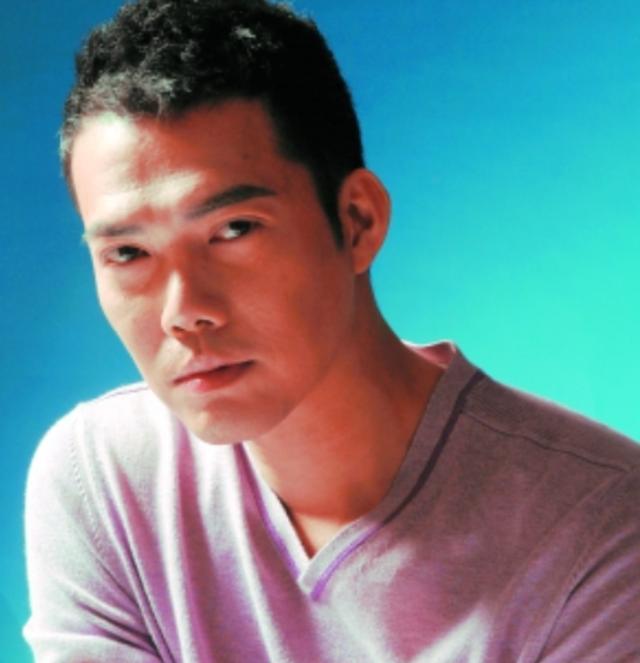 谢天华|53岁谢天华难掩中年老态，满脸皱纹发福胖一圈，与友聚餐心情佳