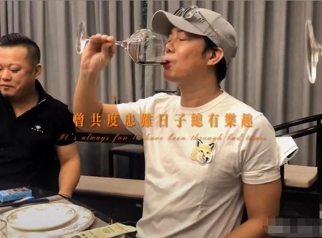 谢天华|53岁谢天华难掩中年老态，满脸皱纹发福胖一圈，与友聚餐心情佳