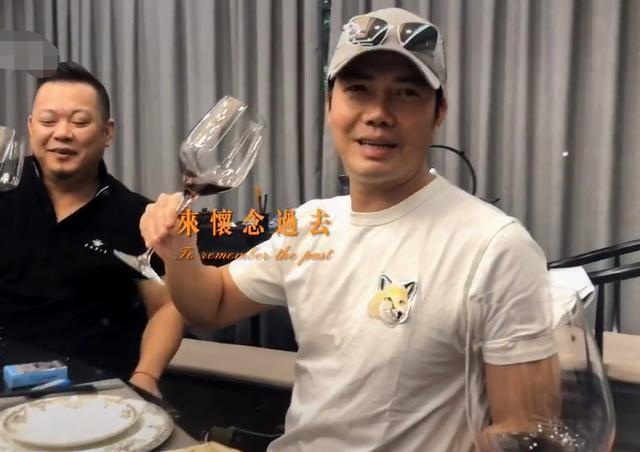 谢天华|53岁谢天华难掩中年老态，满脸皱纹发福胖一圈，与友聚餐心情佳