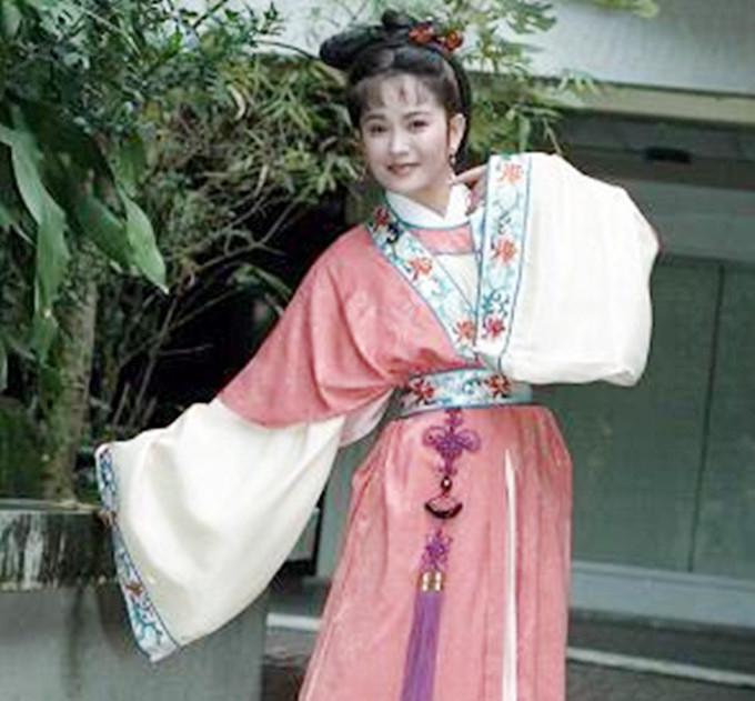 无论是《鸳鸯蝴蝶梦》中气质出众的沈离垢,《报恩亭》中落落大方的