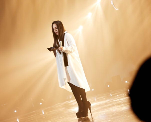 张惠妹|48岁张惠妹终于减肥？近照体重终于下200斤，穿短裙腿细多了