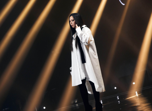 张惠妹|48岁张惠妹终于减肥？近照体重终于下200斤，穿短裙腿细多了