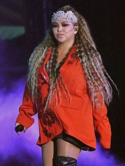 张惠妹|48岁张惠妹终于减肥？近照体重终于下200斤，穿短裙腿细多了