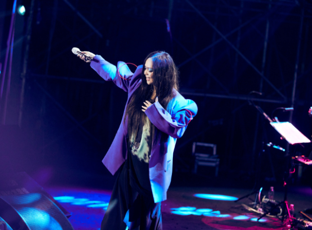 张惠妹|48岁张惠妹终于减肥？近照体重终于下200斤，穿短裙腿细多了