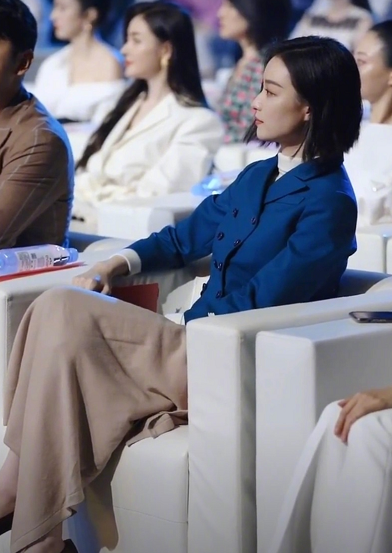 倪妮|倪妮换发型像“整容”，跟风剪齐肩短发，国字脸再也瞒不住了