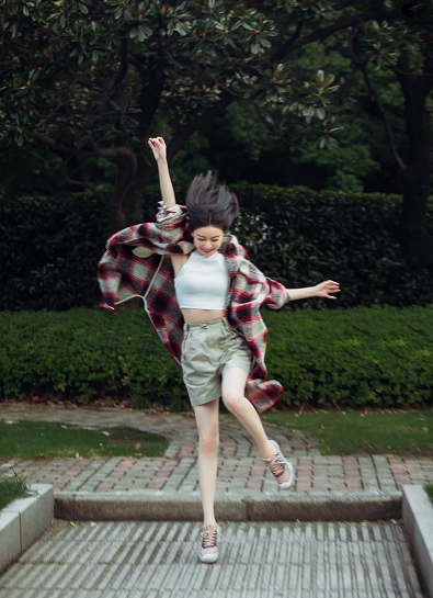 倪妮|倪妮换发型像“整容”，跟风剪齐肩短发，国字脸再也瞒不住了