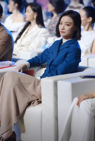 倪妮|倪妮换发型像“整容”，跟风剪齐肩短发，国字脸再也瞒不住了