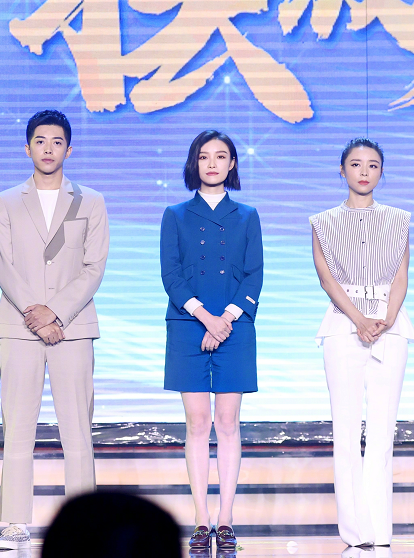 倪妮|倪妮换发型像“整容”，跟风剪齐肩短发，国字脸再也瞒不住了