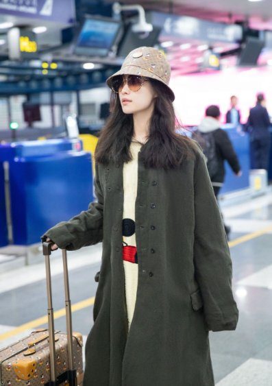 倪妮|倪妮换发型像“整容”，跟风剪齐肩短发，国字脸再也瞒不住了