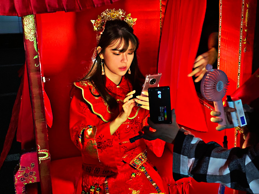 沫子扮演鬼新娘颜值超高一身红嫁衣渗人粉丝称上哪找如此漂亮的新娘