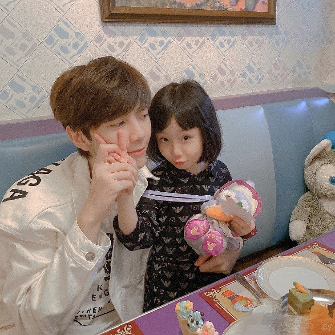 洪欣|缺席全家福被指和洪欣真离婚，张丹峰隔空喊话继子力破婚变传闻