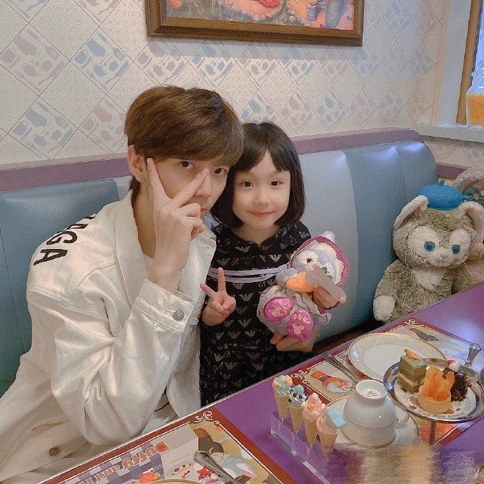 洪欣|缺席全家福被指和洪欣真离婚，张丹峰隔空喊话继子力破婚变传闻