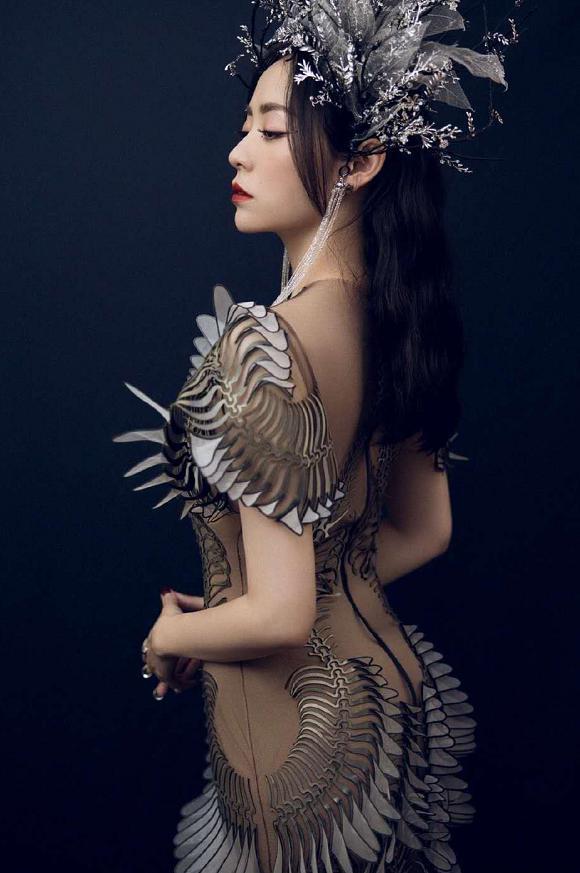 张靓颖大胆挑战新造型,透视鱼尾裙惊艳十足!网友:太敢穿!