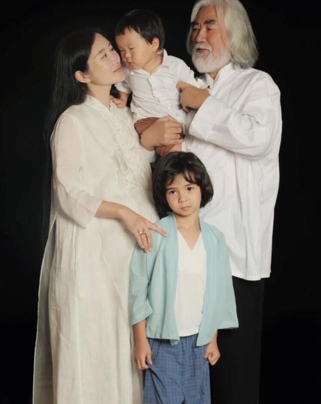 张纪中|张纪中小31岁娇妻晒美照，产后10天恢复超好，特意晒婚戒秀幸福！