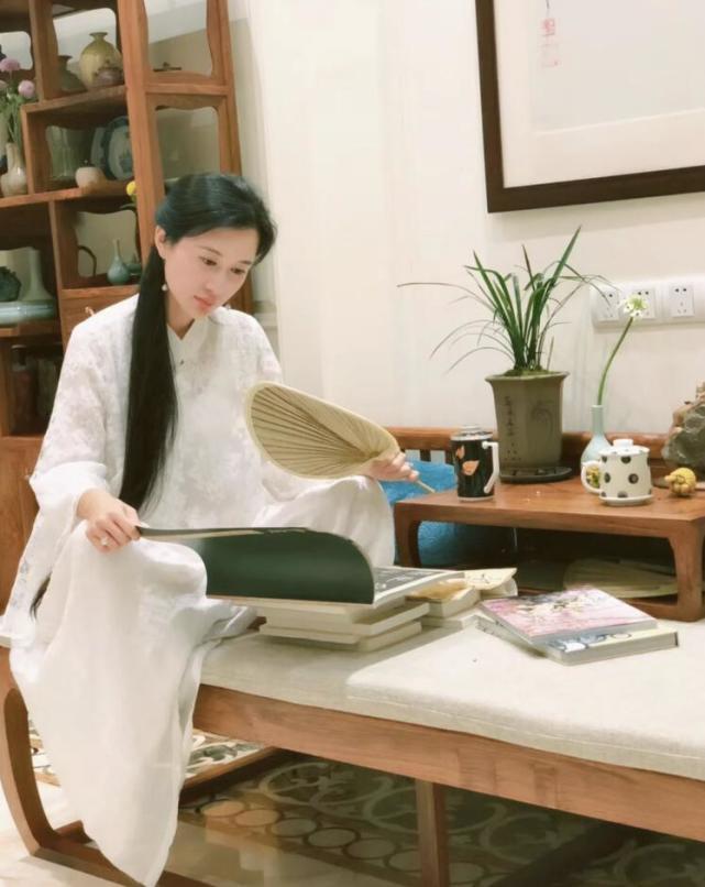 张纪中|张纪中小31岁娇妻晒美照，产后10天恢复超好，特意晒婚戒秀幸福！