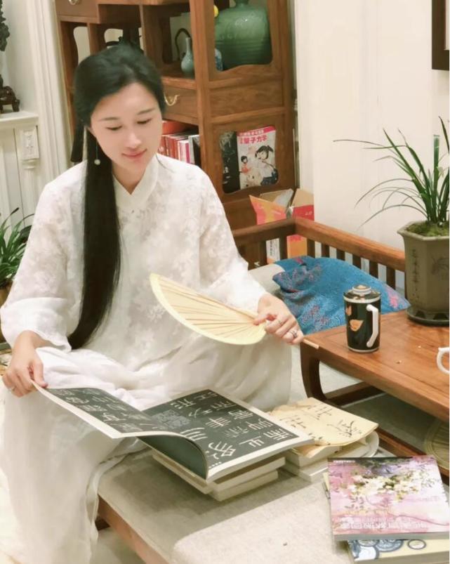 张纪中|张纪中小31岁娇妻晒美照，产后10天恢复超好，特意晒婚戒秀幸福！