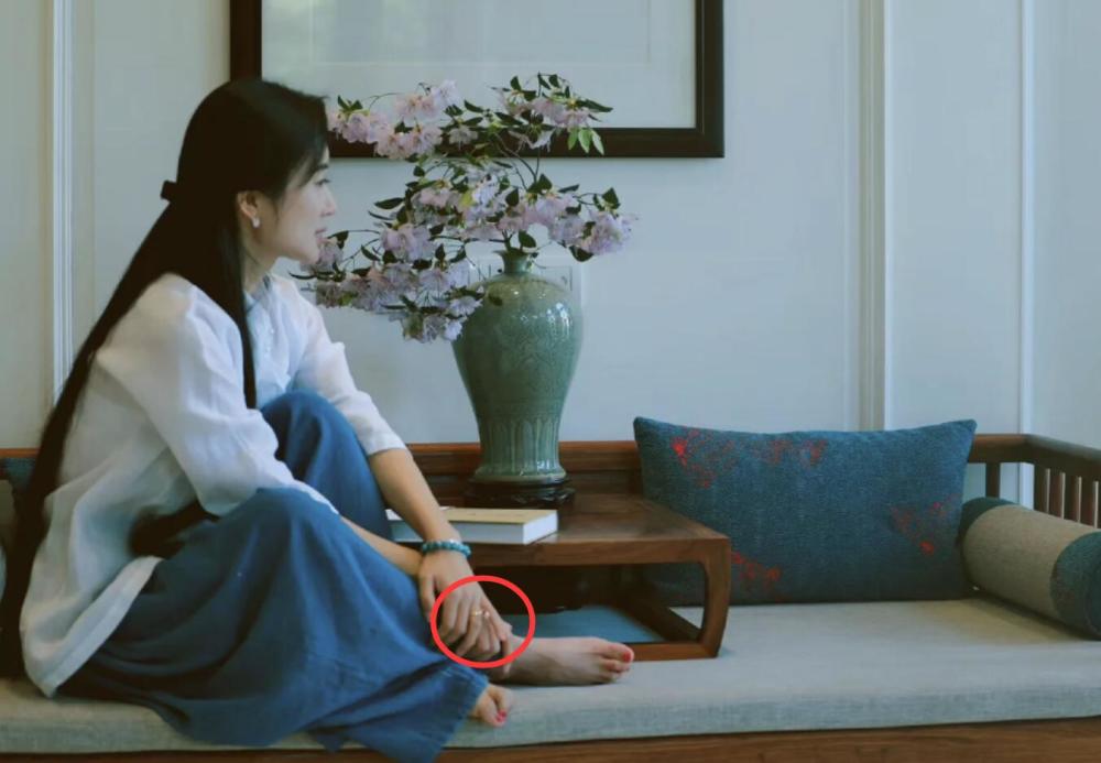 张纪中|张纪中小31岁娇妻晒美照，产后10天恢复超好，特意晒婚戒秀幸福！