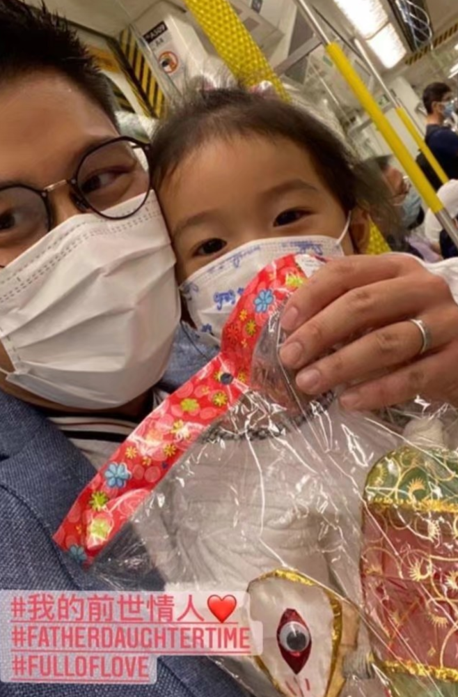 霍启刚|好勤俭！霍启刚带女儿坐地铁，不忘高调表白称是其心肝