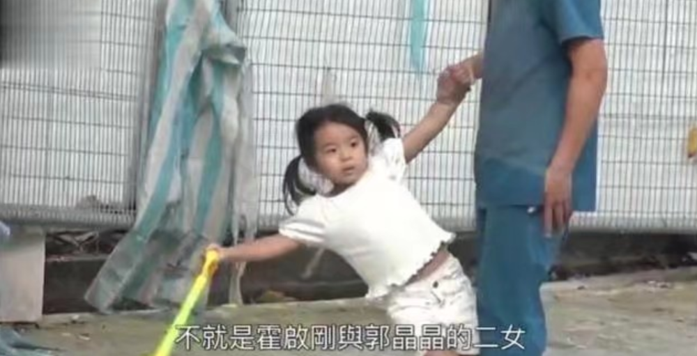 霍启刚|好勤俭！霍启刚带女儿坐地铁，不忘高调表白称是其心肝