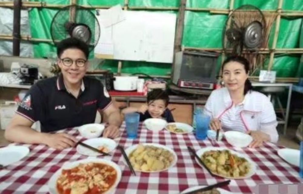 霍启刚|好勤俭！霍启刚带女儿坐地铁，不忘高调表白称是其心肝