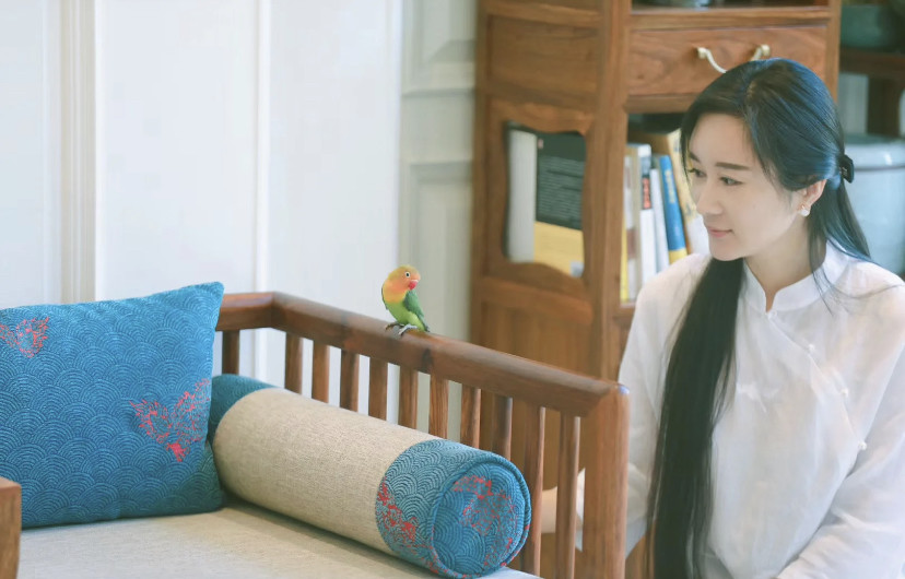 杜星霖|杜星霖产后生活悠闲，晒粉色美甲，看书提升内在做精致辣妈