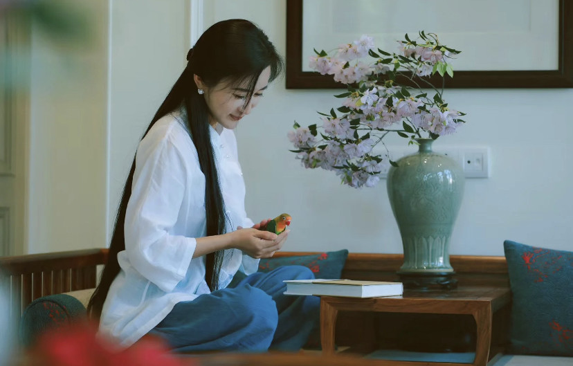 杜星霖|杜星霖产后生活悠闲，晒粉色美甲，看书提升内在做精致辣妈