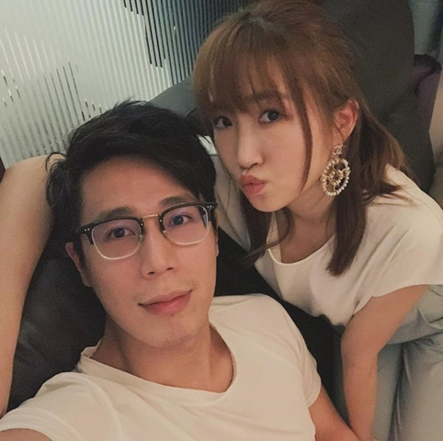 恭喜25岁女星晒大钻戒宣布嫁富二代男友两人交往不到一年