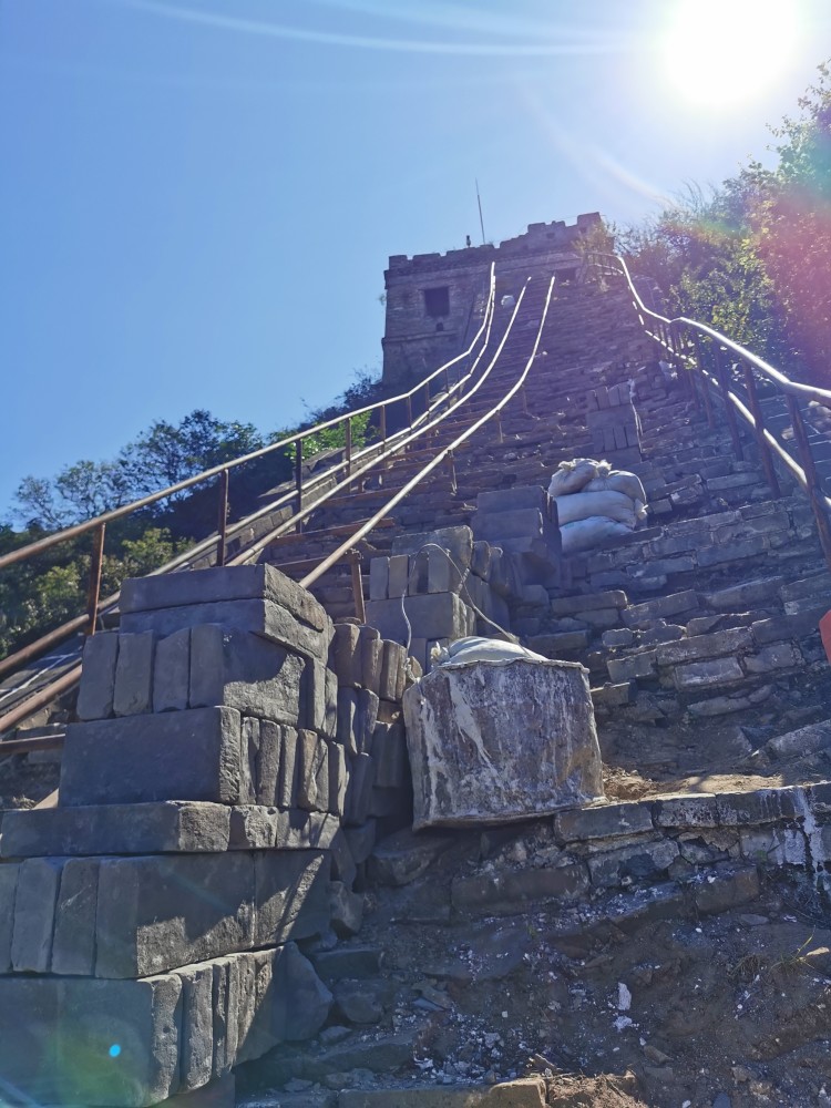 八达岭长城|长城修缮有多难 8小时背16块砖