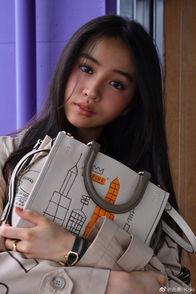 木村拓哉女儿光希晒纯滤镜写真小麦色肤色超真实被拍成五五身材